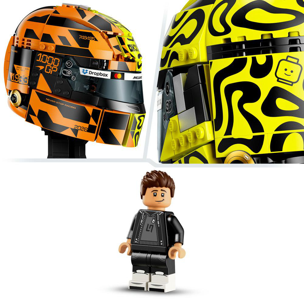 Lego-Helme, einer orange, schwarzes Muster, einer gelb, schwarzes Muster. Lego-Figur.