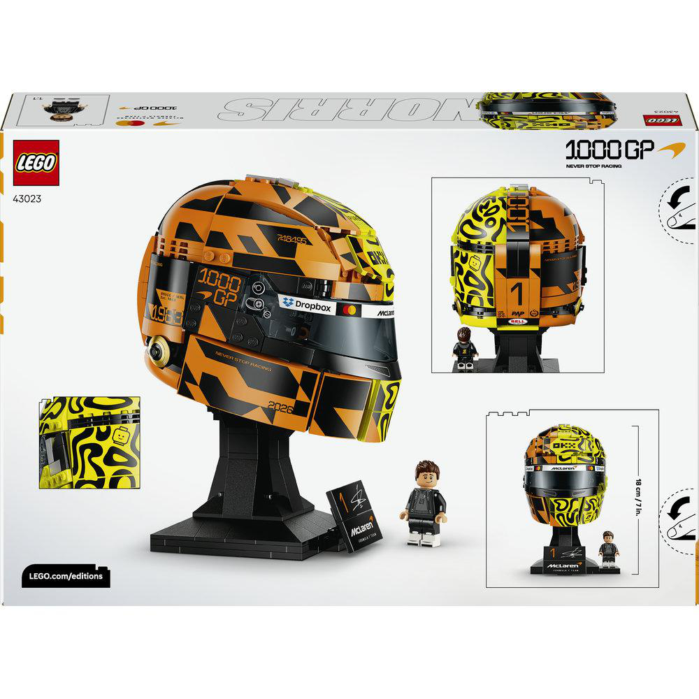 Ein Lego-Helm-Display mit einem Fahrer und einem kleinen Helm auf einem Ständer.