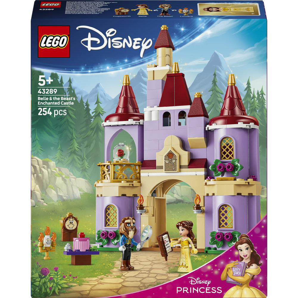 Lego-Set des Verzauberten Schlosses von Belle und dem Biest mit Figuren vor dem Schloss.