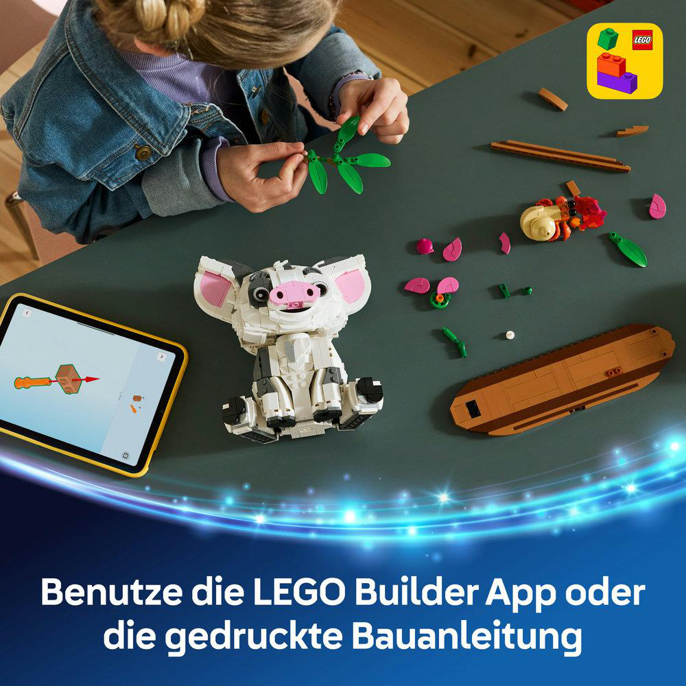 Kind baut Lego-Figur mit App auf Tisch. Viele Teile und eine Bauanleitung sind sichtbar.
