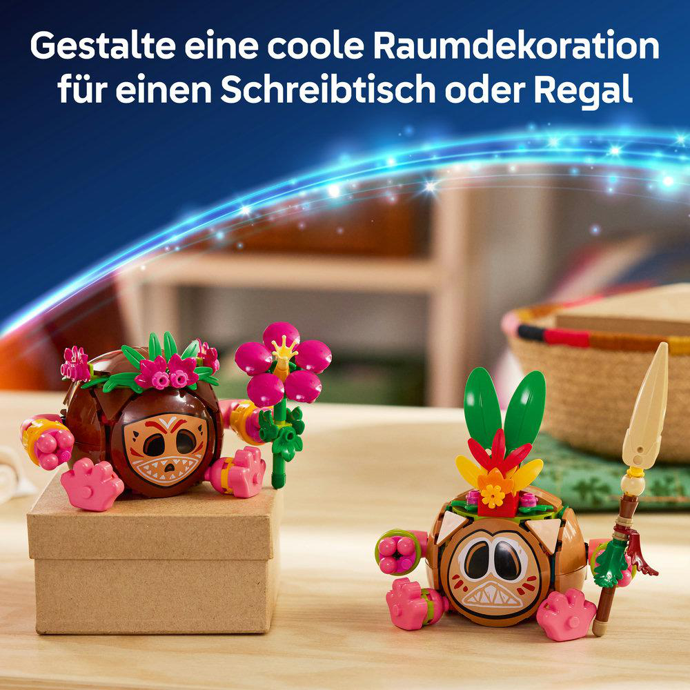 Zwei bunte LEGO-Figuren mit Blumen und Speer auf einem Karton.