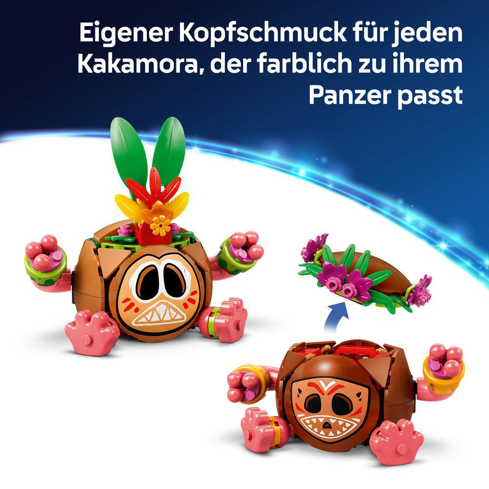 Zwei Kakamora-Figuren aus Legosteinen mit bunten Kopfbedeckungen.