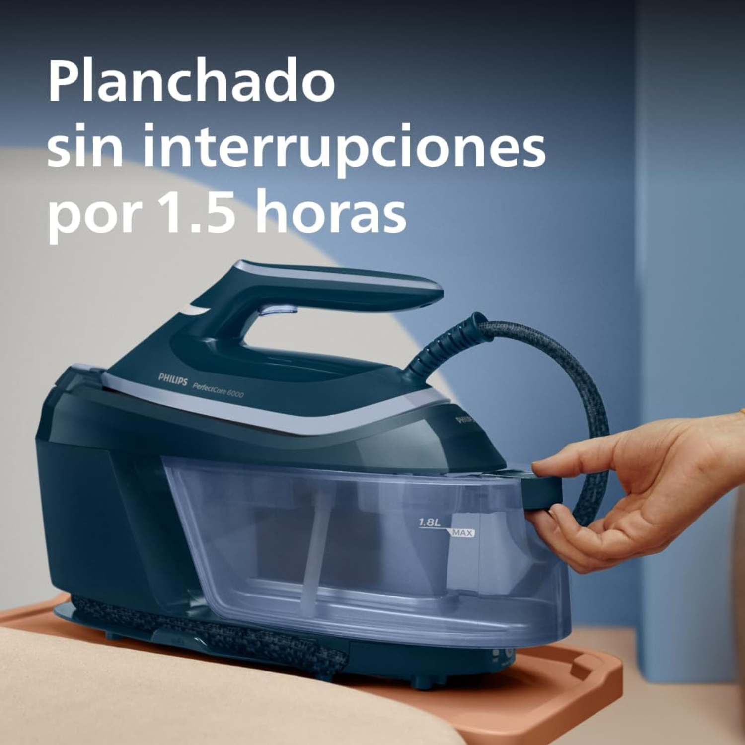 Plancha de vapor Philips PerfectCare 6000 azul oscuro con depósito de agua extraíble.