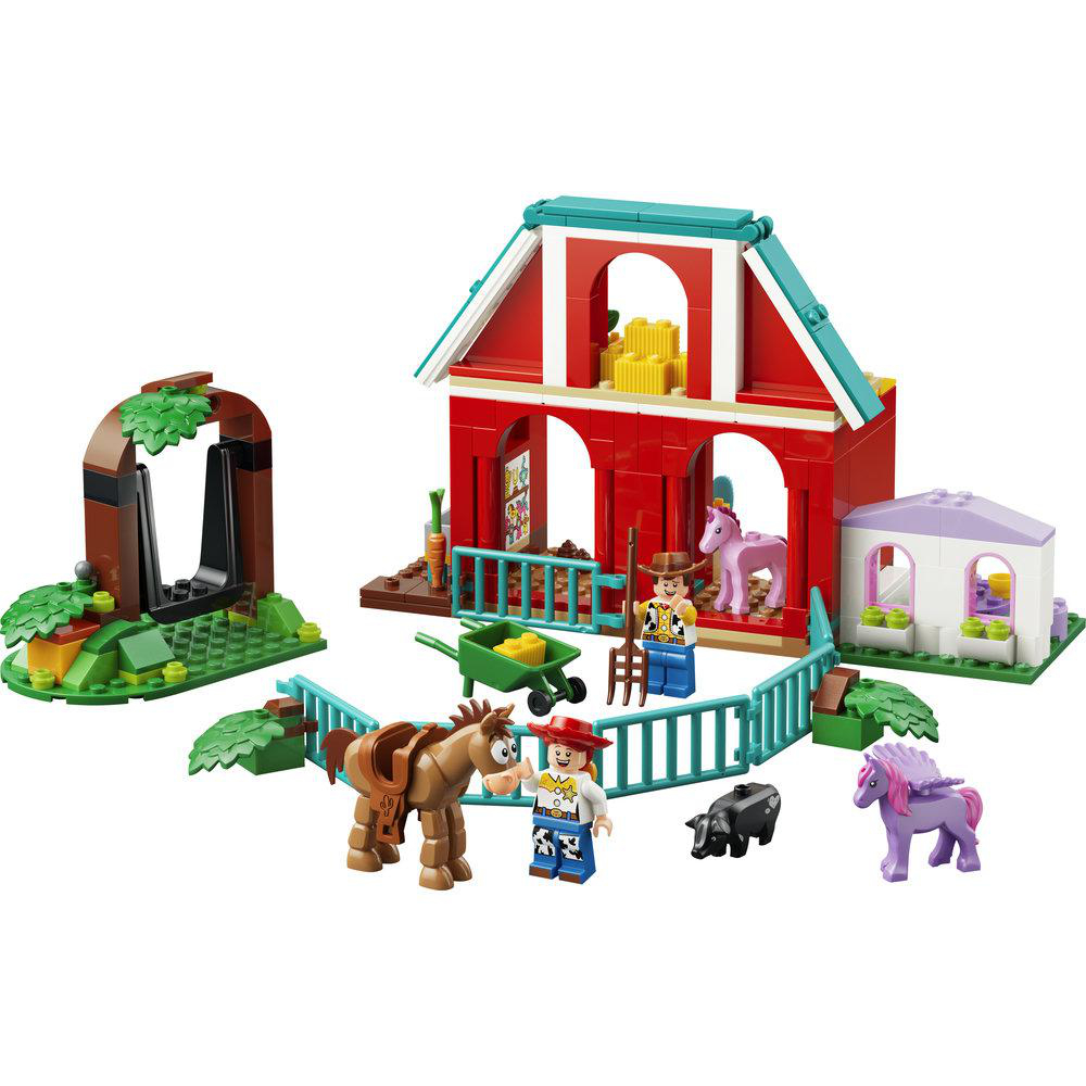 Eine bunte Lego-Bauernhofszene mit Stall, Figuren und Tieren.