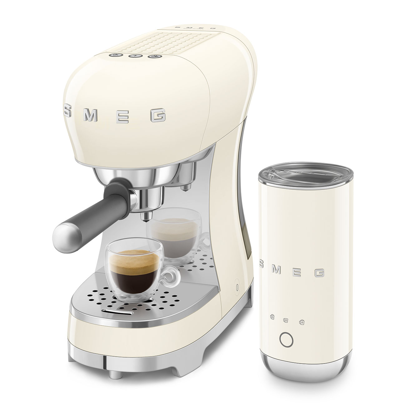 Una máquina de espresso Smeg color crema con dos tazas de café y un espumador de leche al lado.