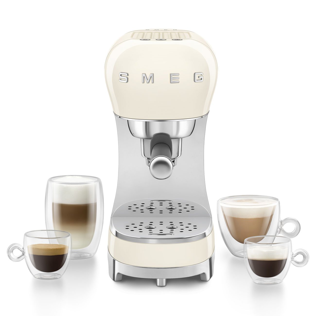 Una cafetera SMEG color crema con detalles metálicos pulidos y tres tazas de café.