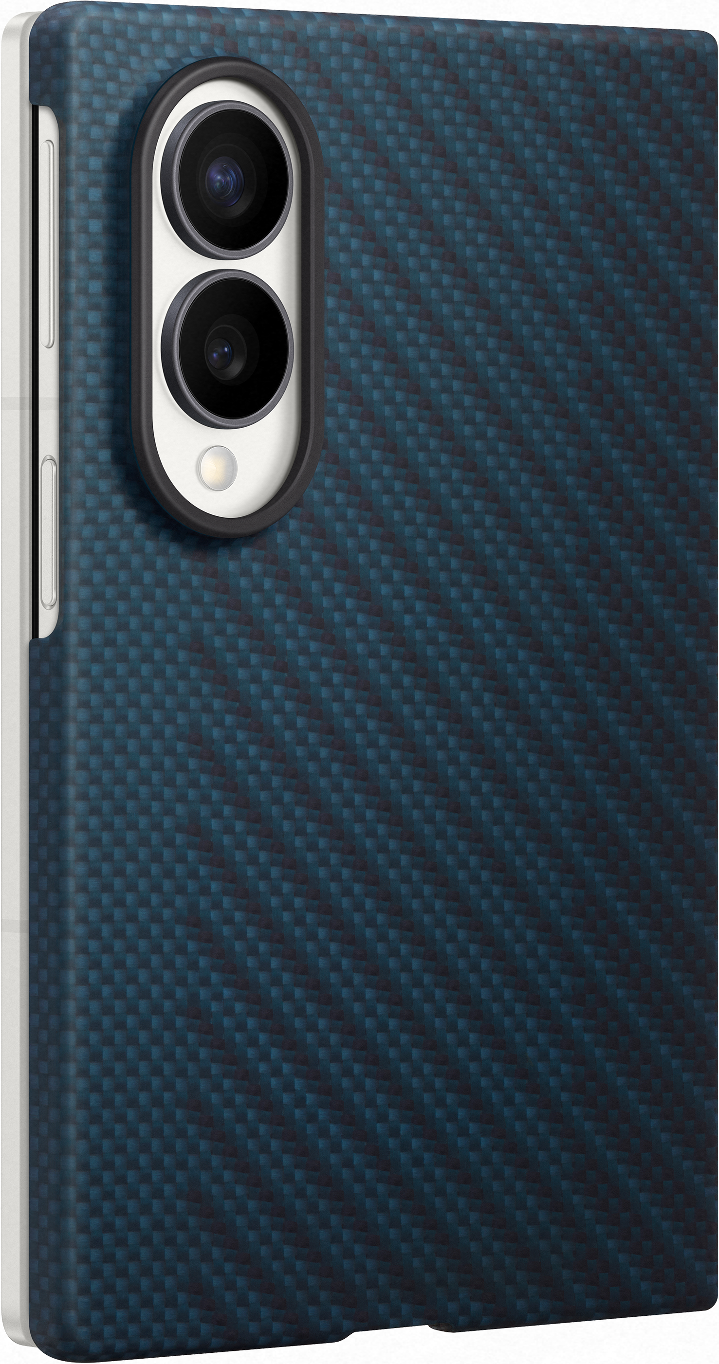 Un telefono blu con motivo in fibra di carbonio e due fotocamere posteriori.