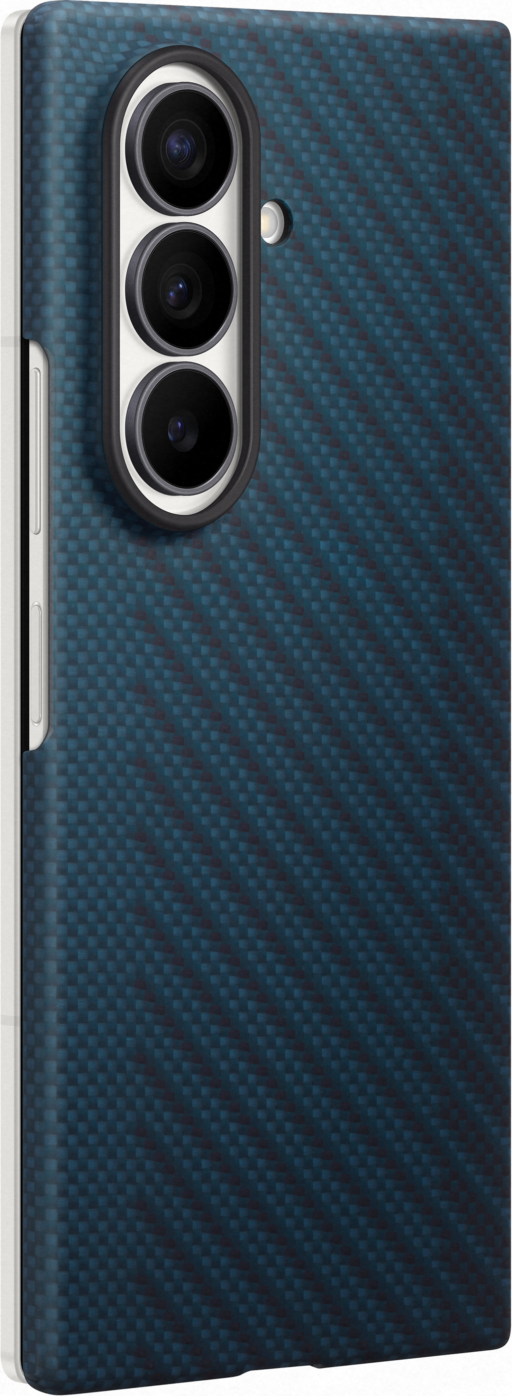 Uno smartphone con retro in fibra di carbonio blu e tre fotocamere.