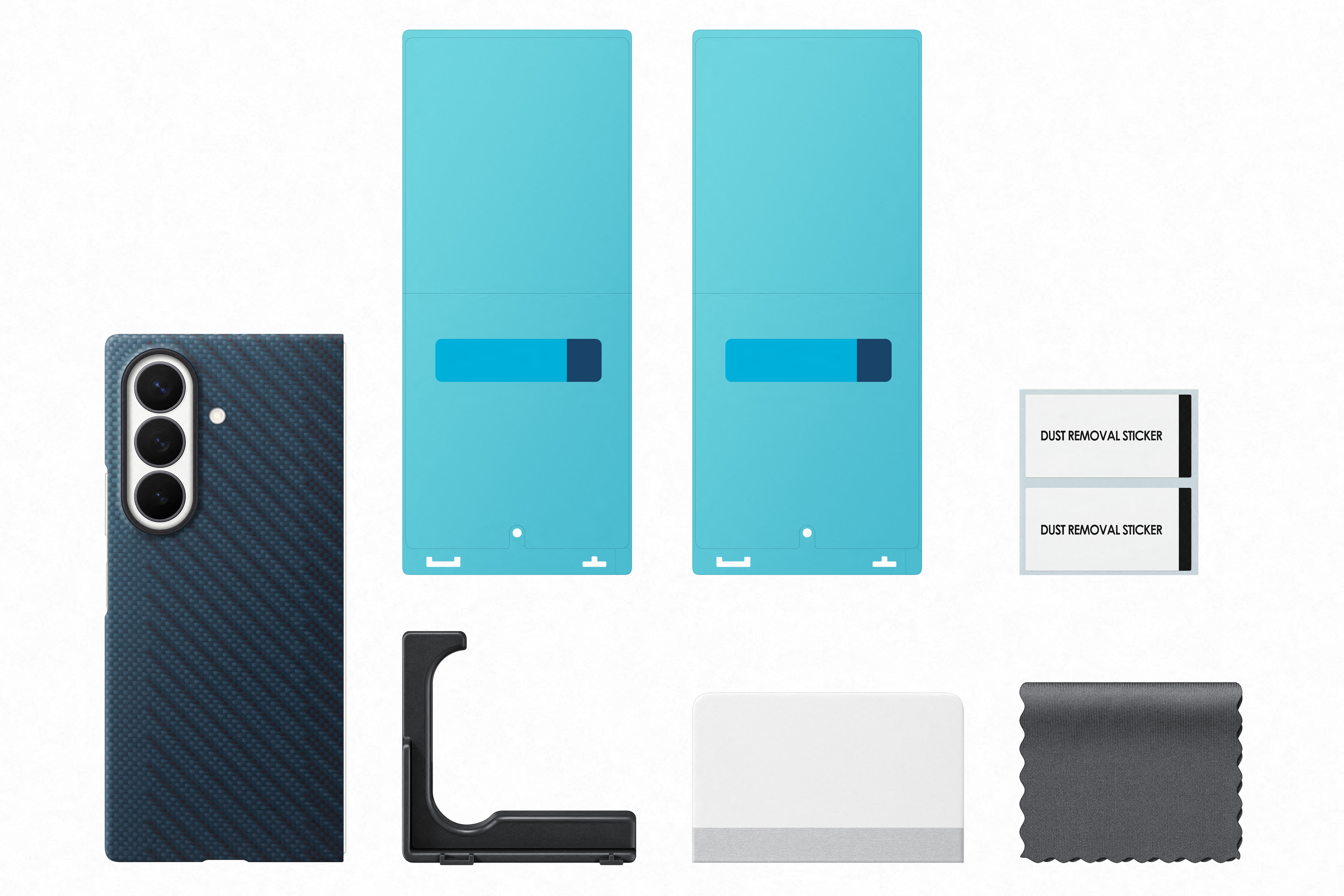 Una cover blu per telefono, due adesivi blu, un'impugnatura, un oggetto bianco e un panno.
