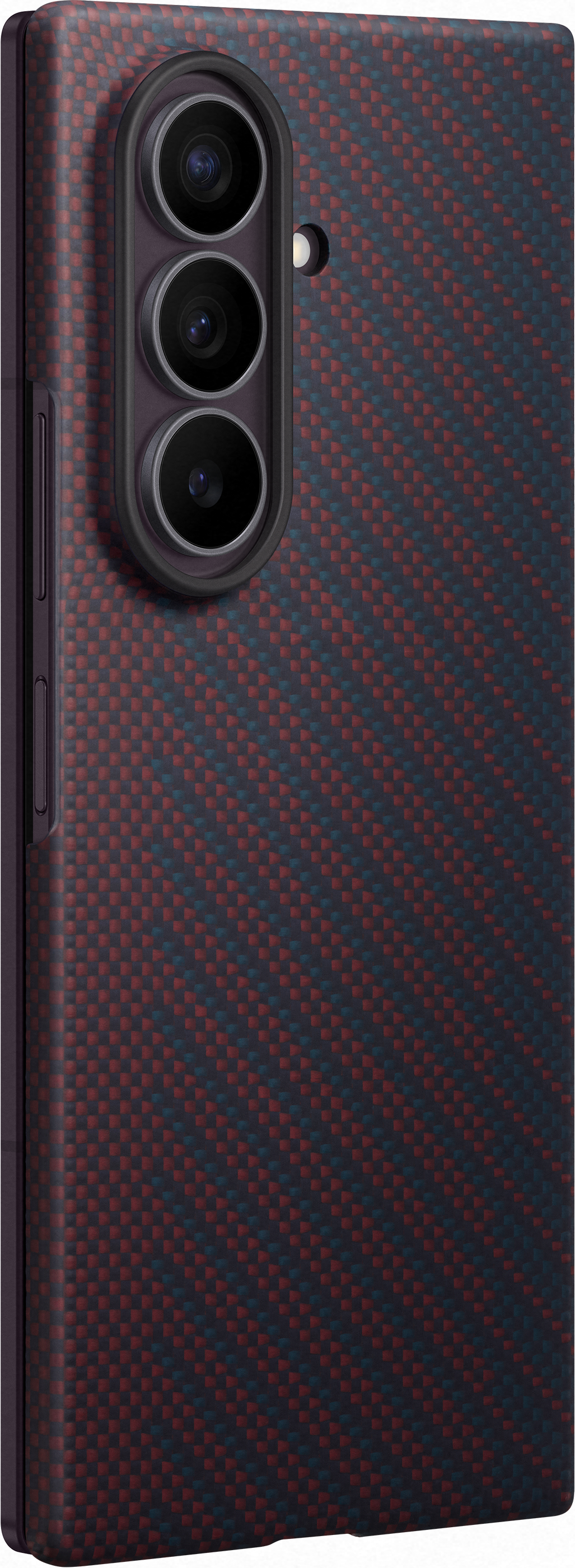 Retro di uno smartphone con motivo a scacchi e tre fotocamere.