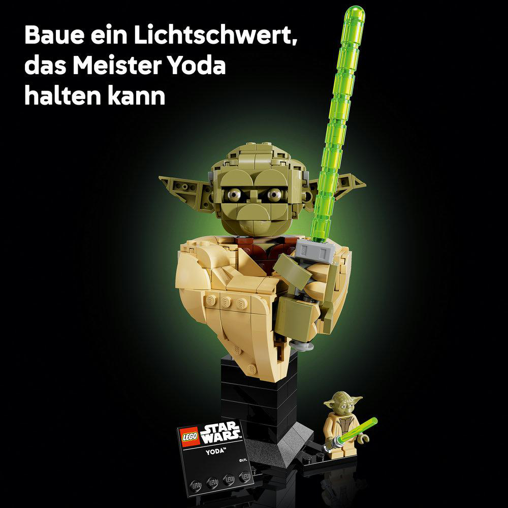 Ein Lego-Modell von Meister Yoda mit einem grünen Lichtschwert, auf einem Sockel.