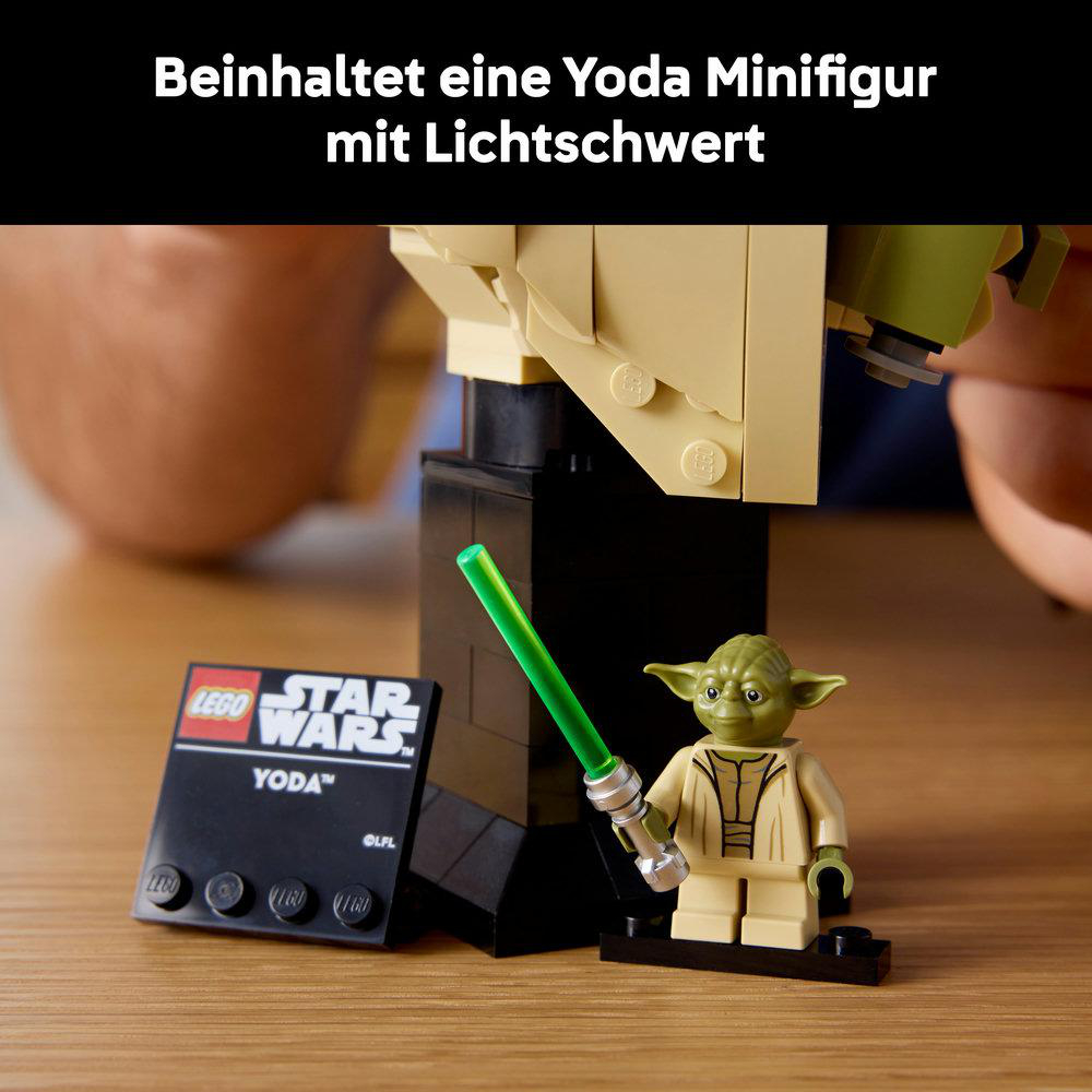 Eine grüne Yoda-Minifigur mit Lichtschwert und LEGO Star Wars-Plakette.