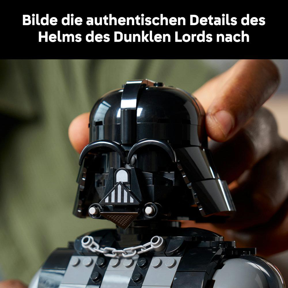 Eine Hand hält den schwarzen Helm von Darth Vader, der aus Legosteinen gebaut wurde.