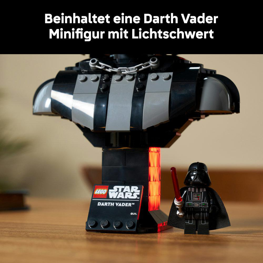 Darth Vader Lego Minifigur mit rotem Lichtschwert und seinem Brustpanzer-Display.