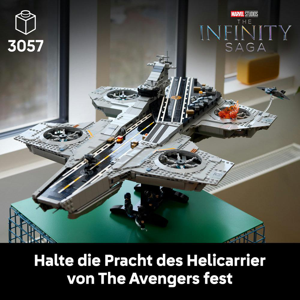 Ein graues Lego-Helicarrier-Modell mit vier Rotoren und einem Flugzeug.