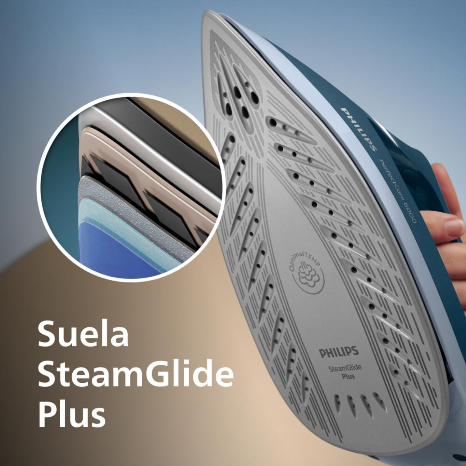 Primer plano de la suela azul de una plancha Philips SteamGlide Plus y un corte que muestra sus capas.