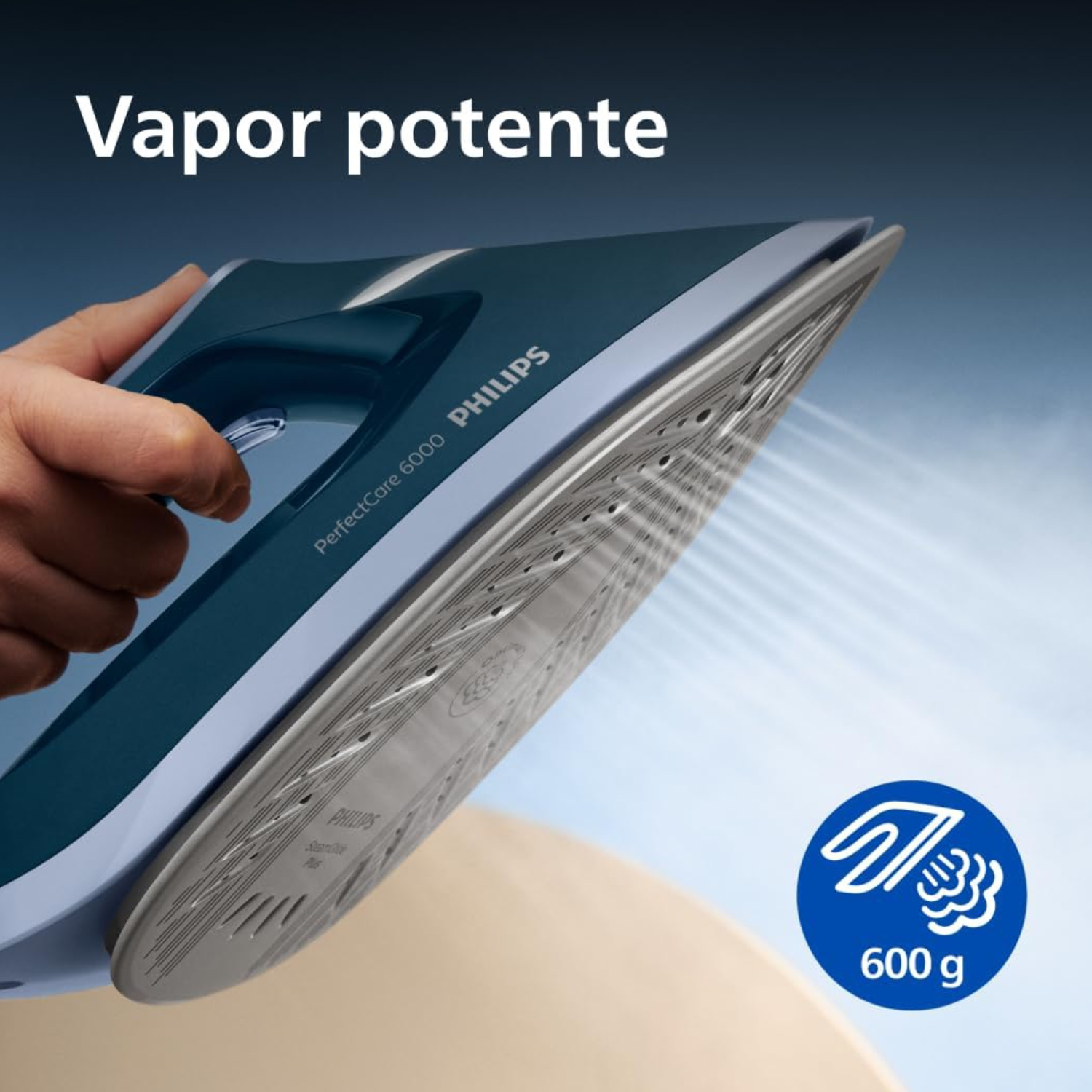 Una mano sostiene una plancha Philips PerfectCare 6000 azul, emitiendo vapor.