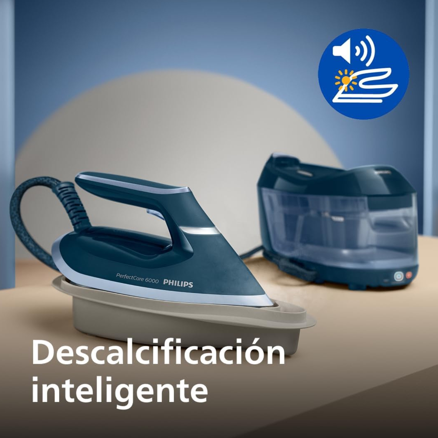 Plancha de vapor con depósito de agua y símbolo de sonido y descalcificación.