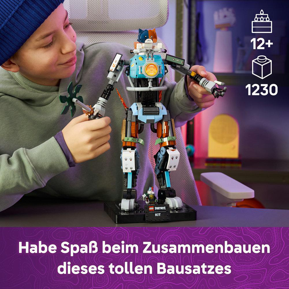 Ein Junge baut einen bunten Lego-Roboter mit Katzenkopf.