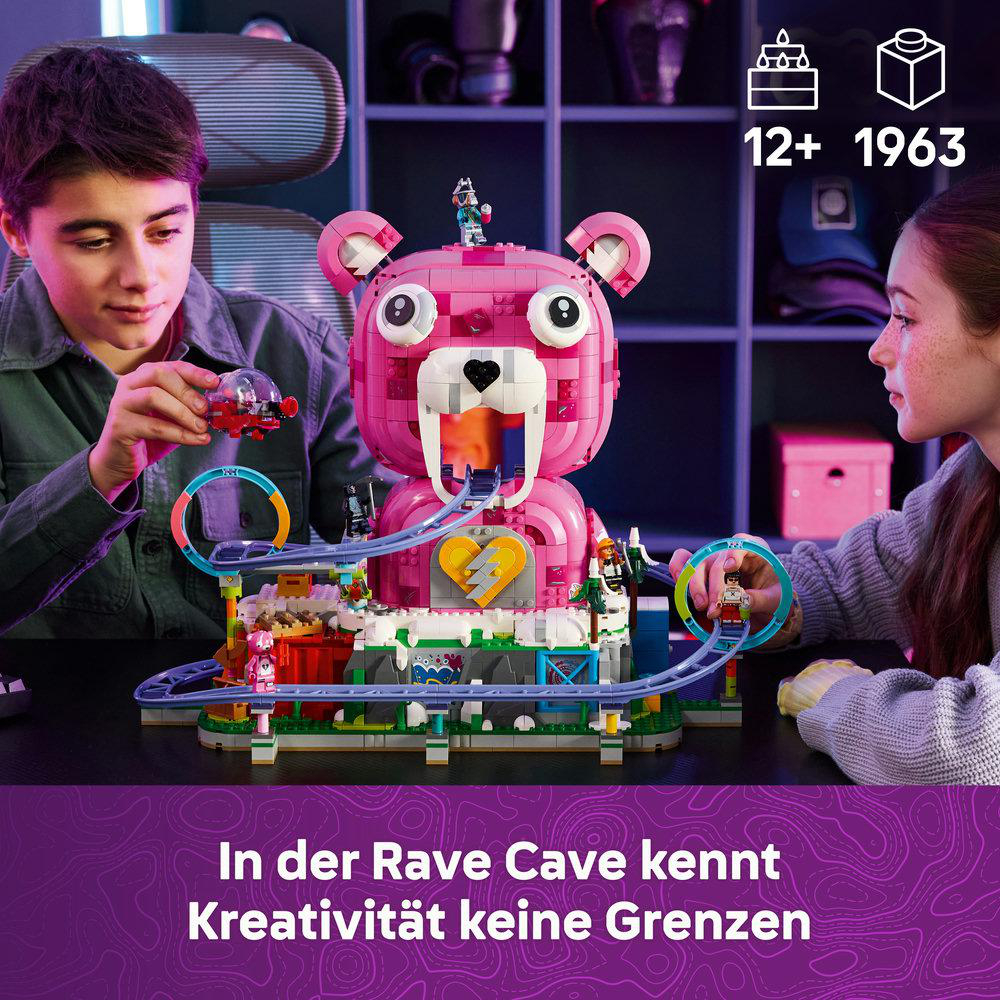 Kinder bauen eine bunte Lego-Achterbahn mit einem rosa Bärenkopf.