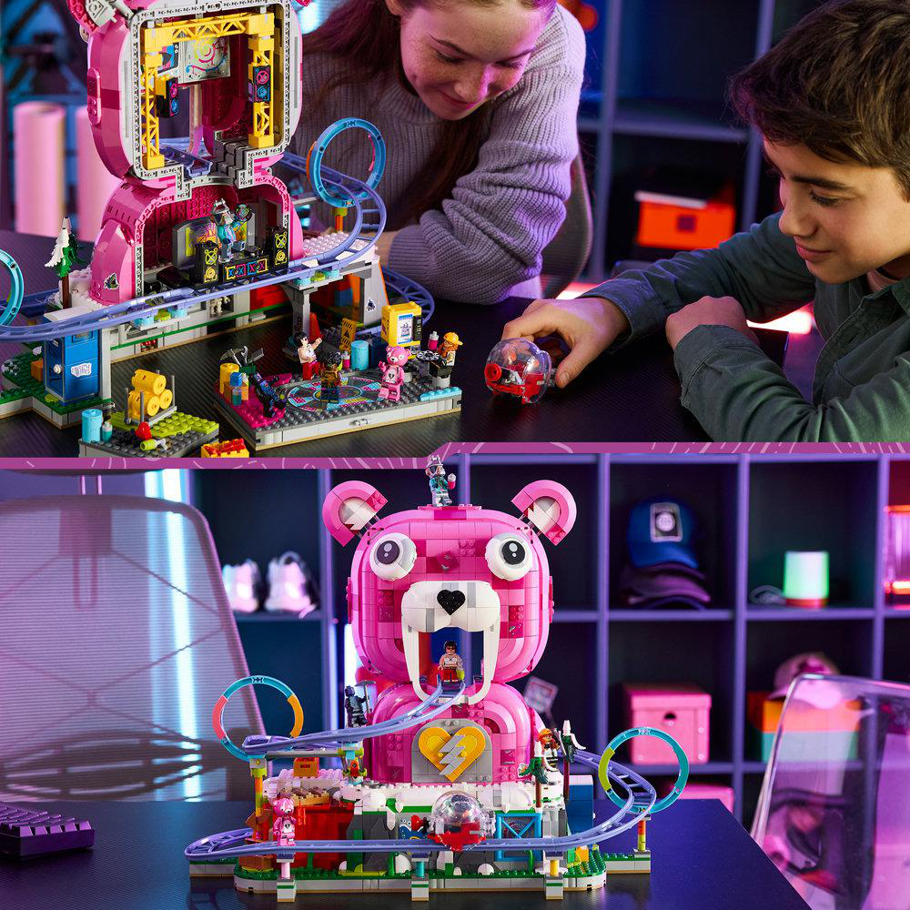 Ein pinkes Lego-Bären-Achterbahn-Set wird von Kindern auf einem Schreibtisch gebaut.