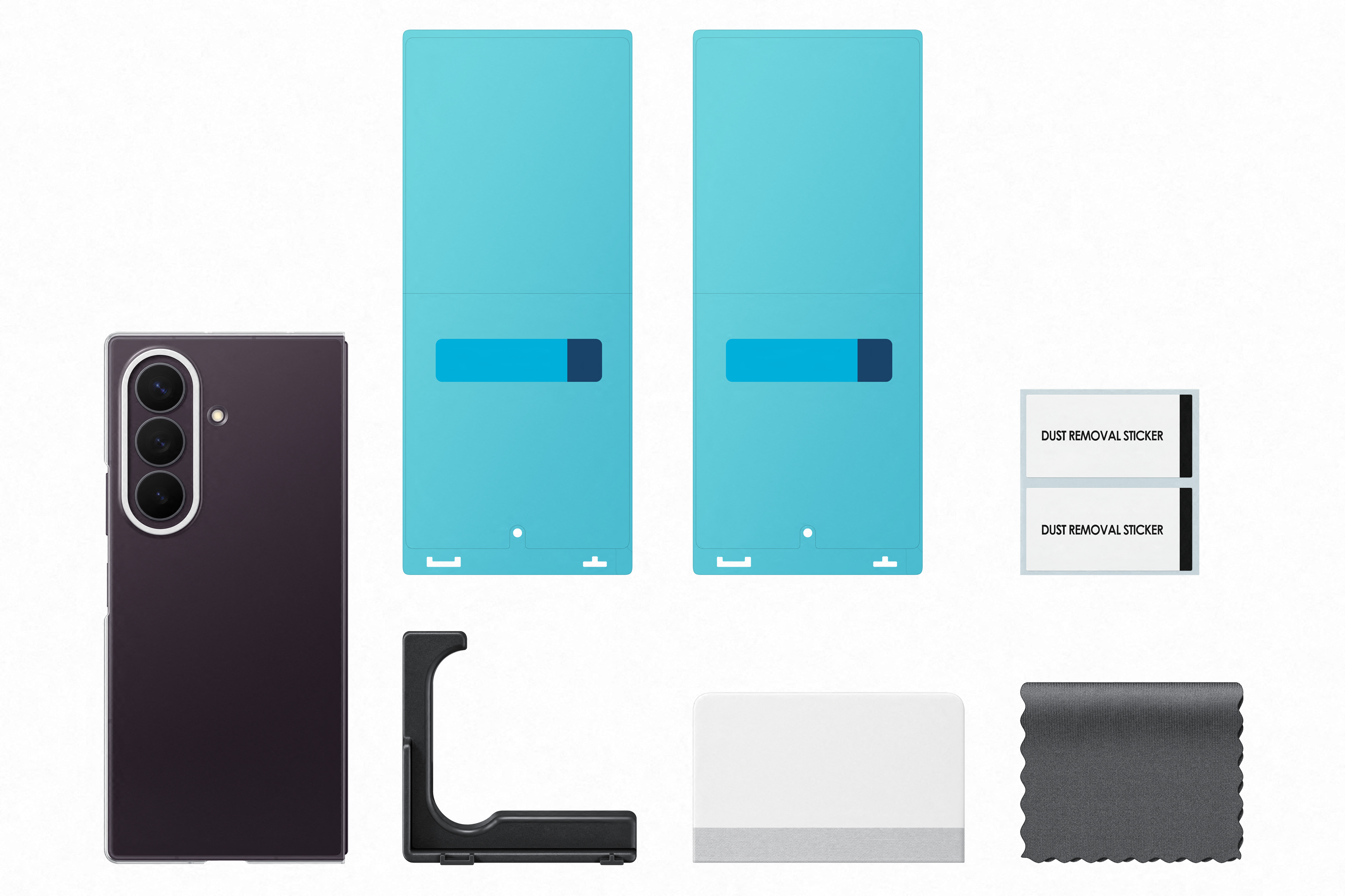 Smartphone viola scuro con tre fotocamere, due protezioni schermo blu, attrezzo, panno e due adesivi rimuovi polvere.