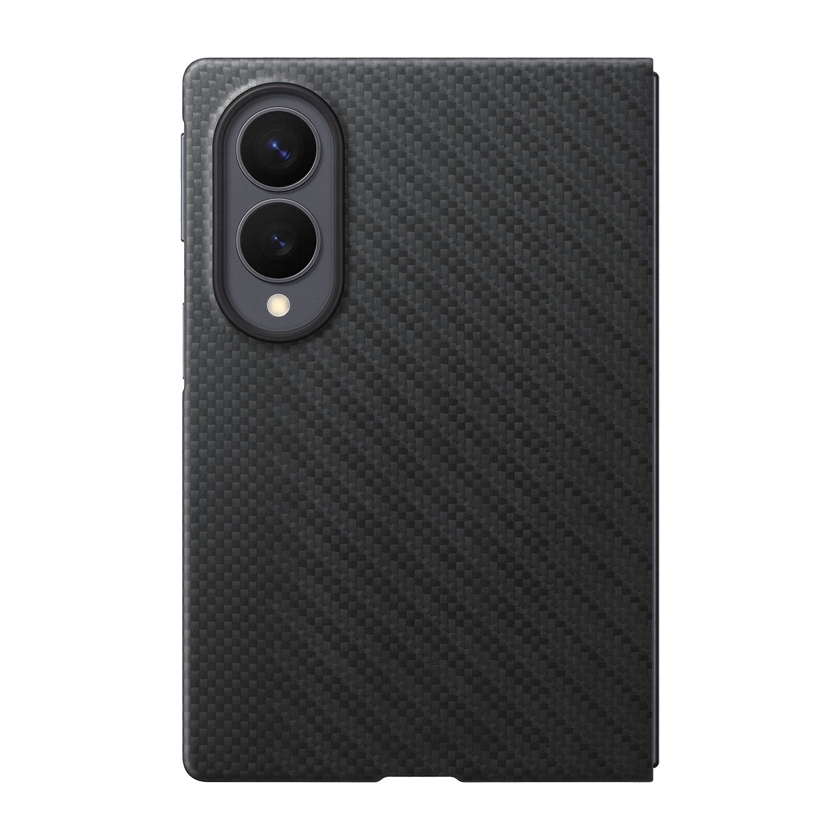 Karbon fiber desenli, belirgin çift kameralı siyah telefon kılıfı.