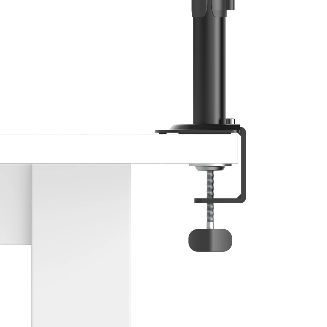 Ein schwarzer Monitorarm ist an einem weißen Schreibtisch mit einer Klemme befestigt.