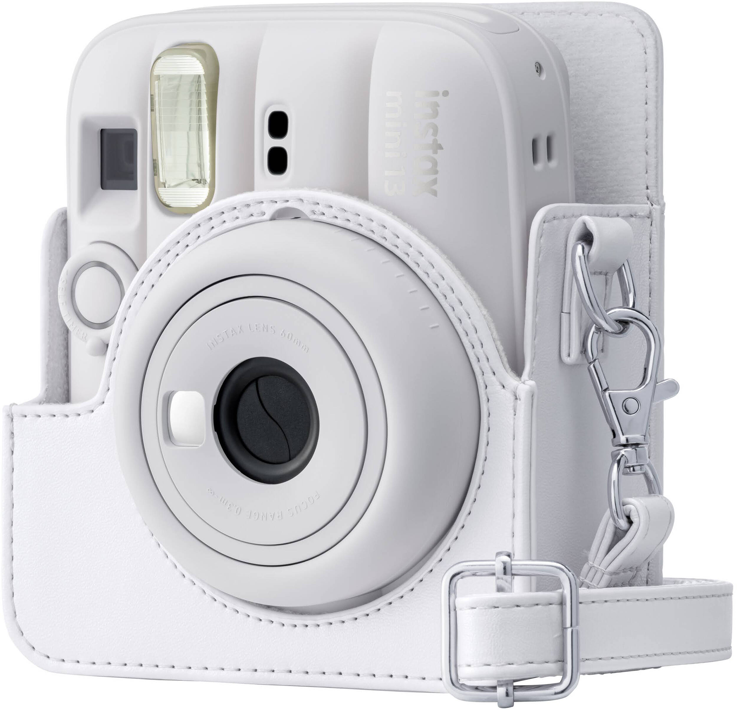 Un appareil photo instantané blanc dans un étui en cuir blanc avec une sangle argentée.