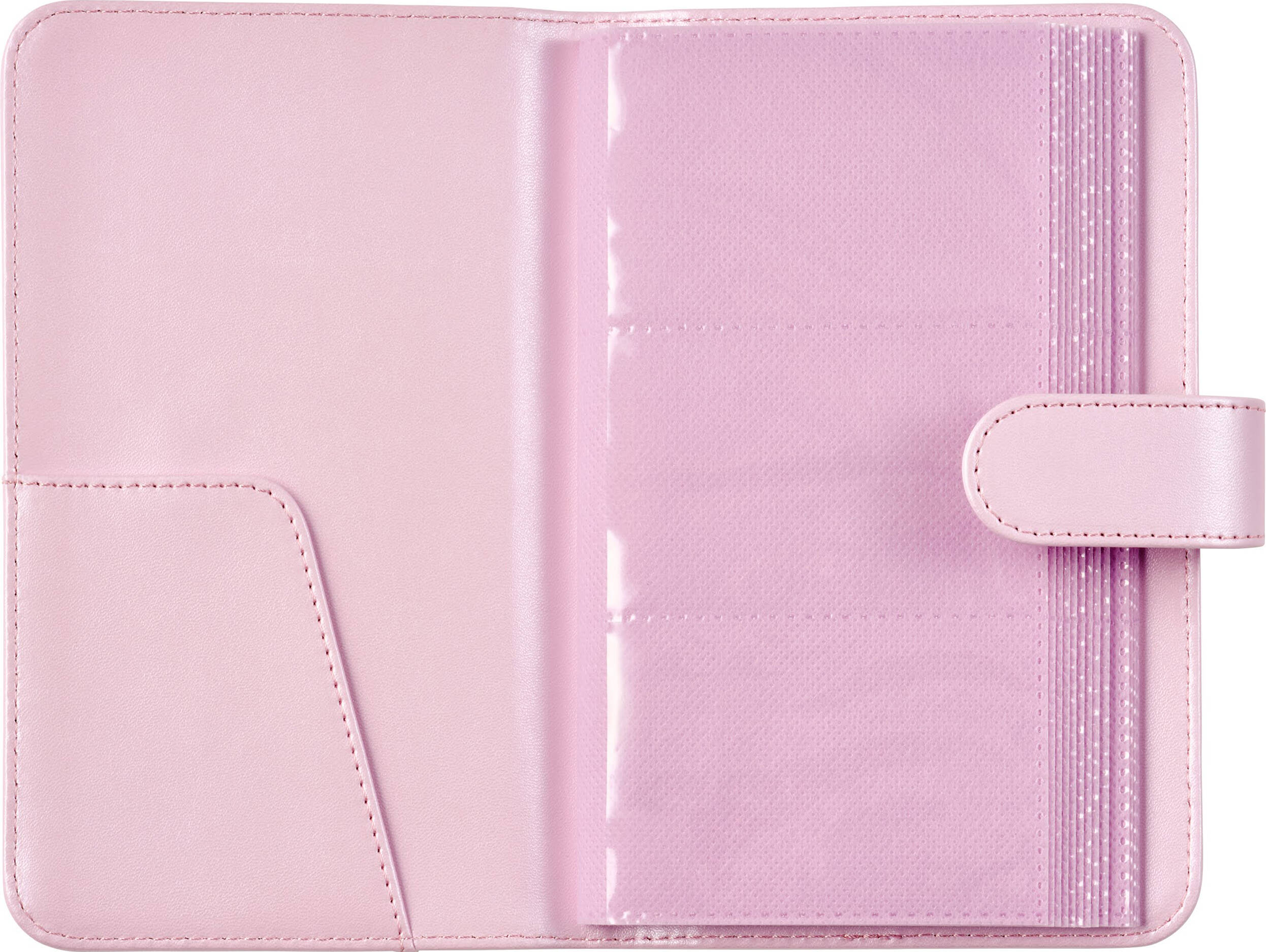 Un carnet rose pâle ouvert avec une poche et des pochettes en plastique transparent.