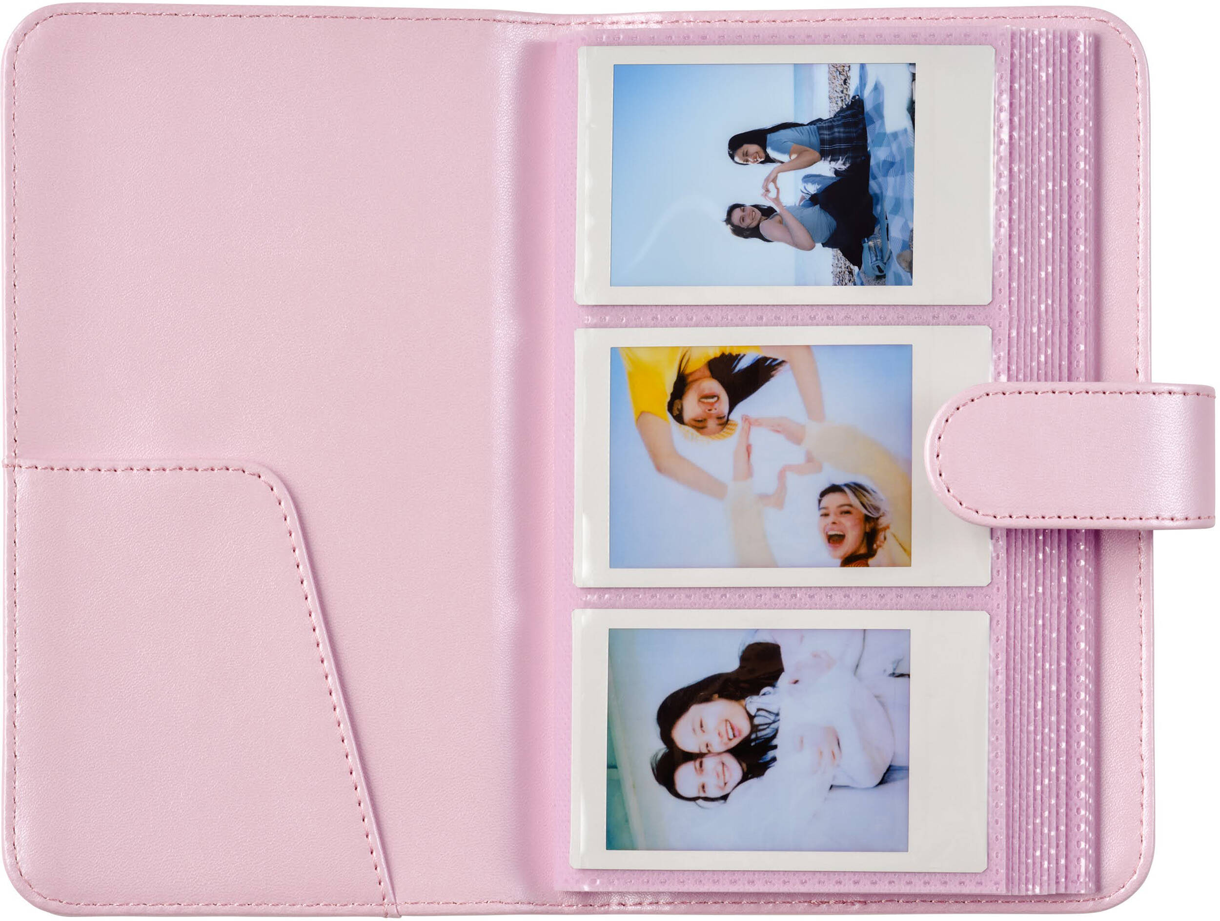 Un album photo rose avec trois photos de jeunes femmes. Une pochette est vide.