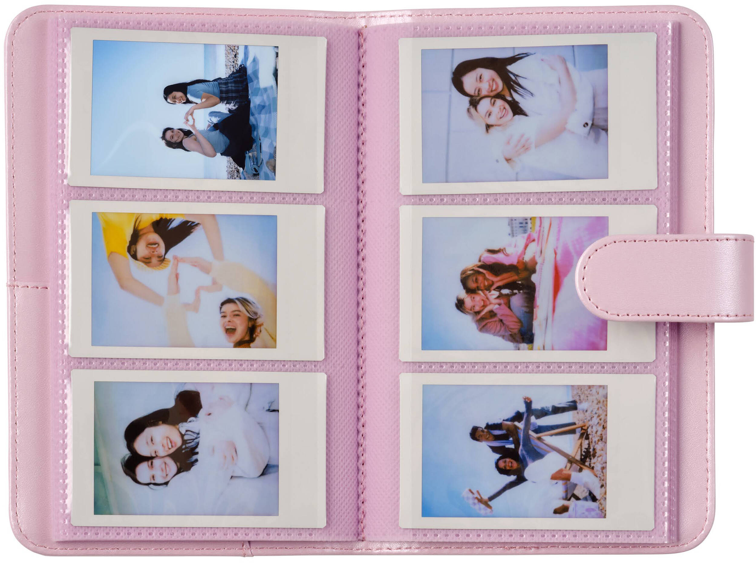 Un album photo rose contenant six photos instantanées de jeunes femmes riant et posant.