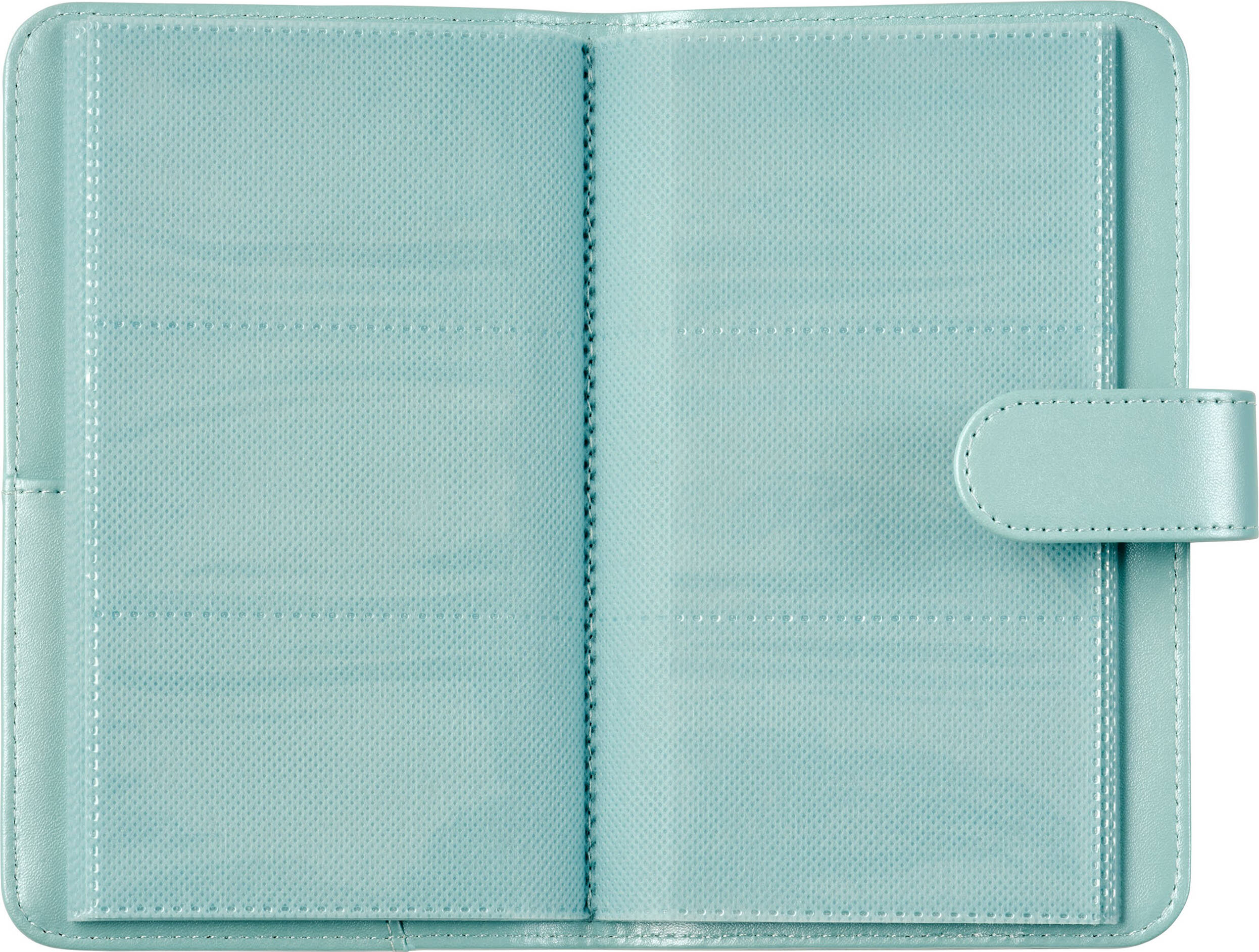 Une couverture d'album photo bleu clair avec des pochettes vides et une fermeture à sangle.