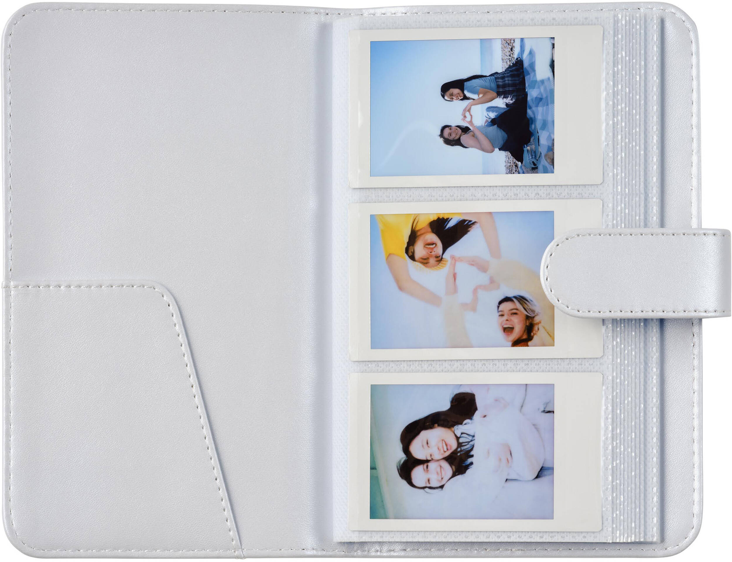 Un album photo blanc contenant trois photos instantanées de jeunes femmes à la plage et à l'intérieur.