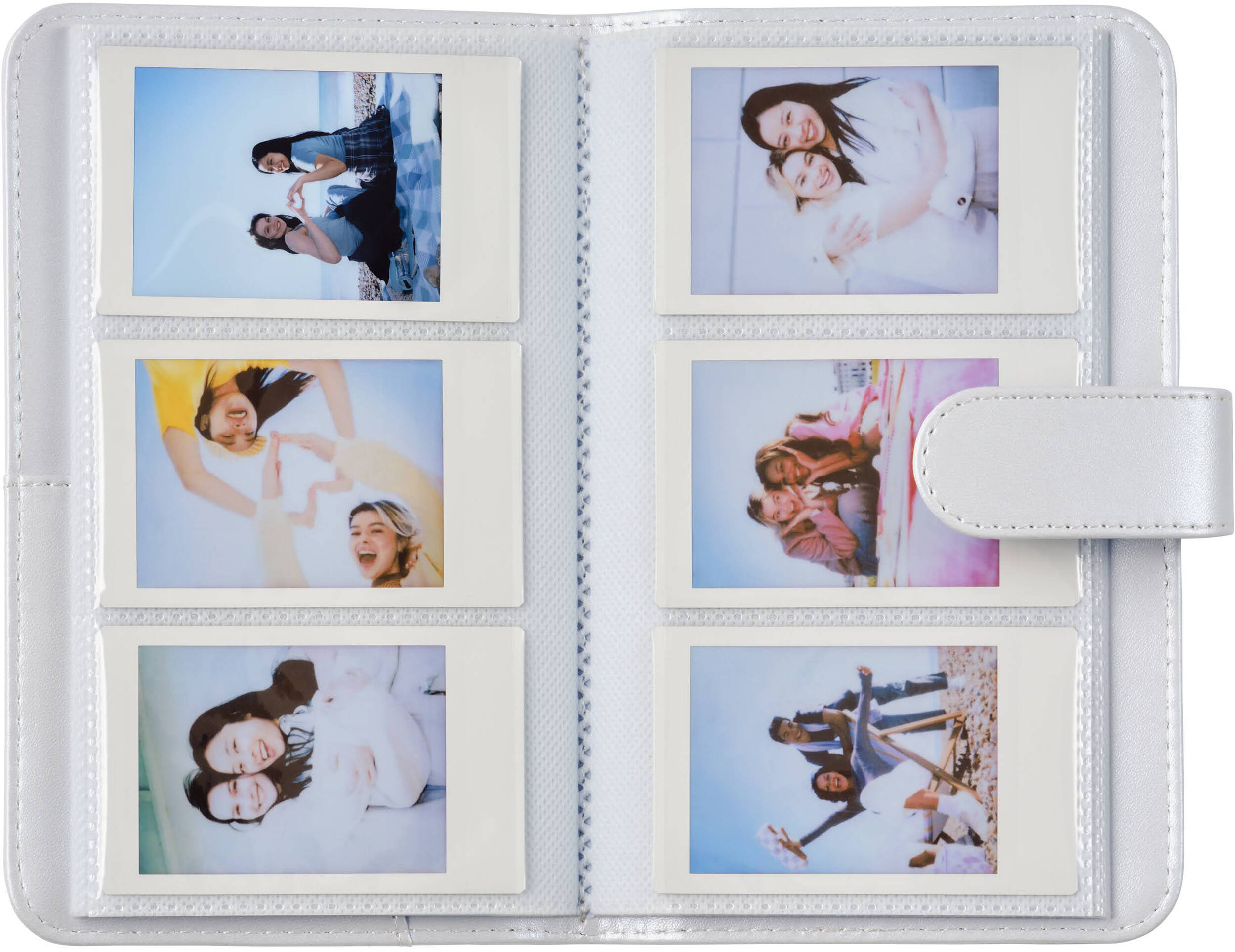 Un album photo blanc contenant six photos instantanées de jeunes femmes et hommes.