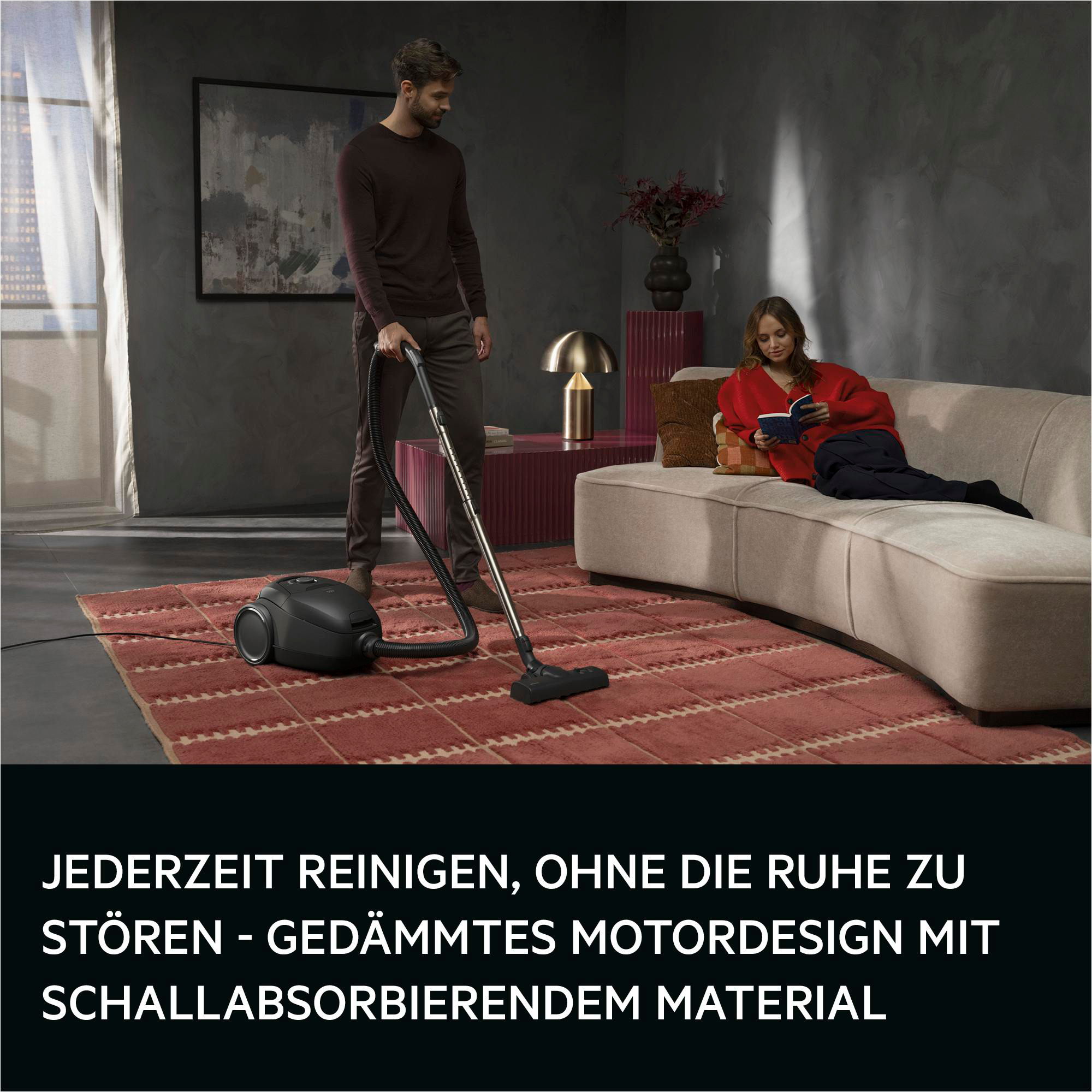 Mann saugt Teppich, Frau liest auf Sofa. Moderner Wohnraum.