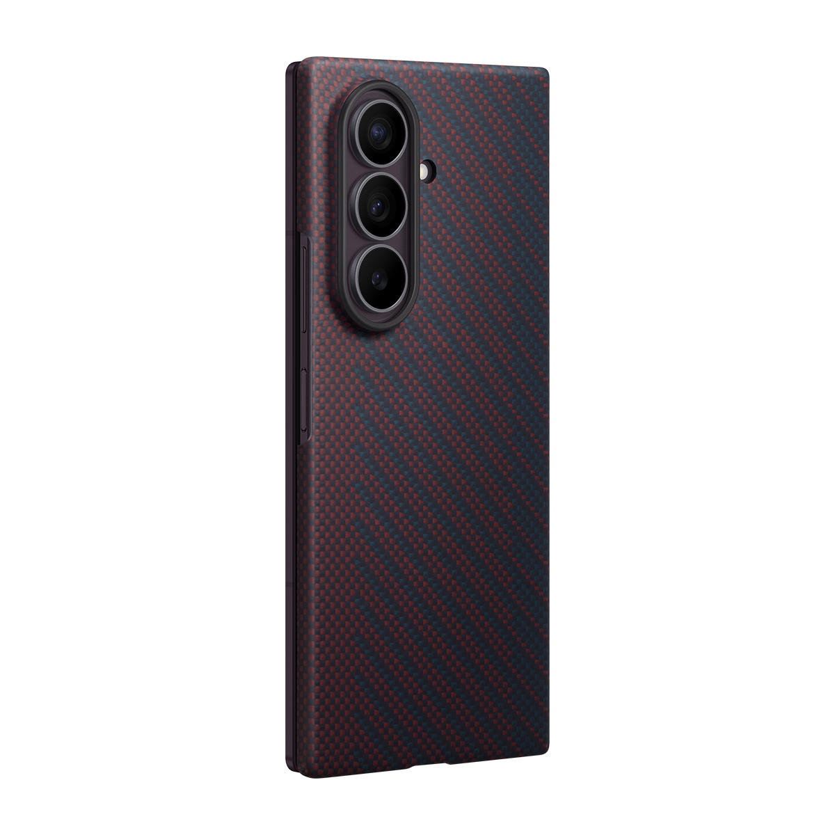 Karbon desenli ve üç kameralı bir akıllı telefonun arkası.