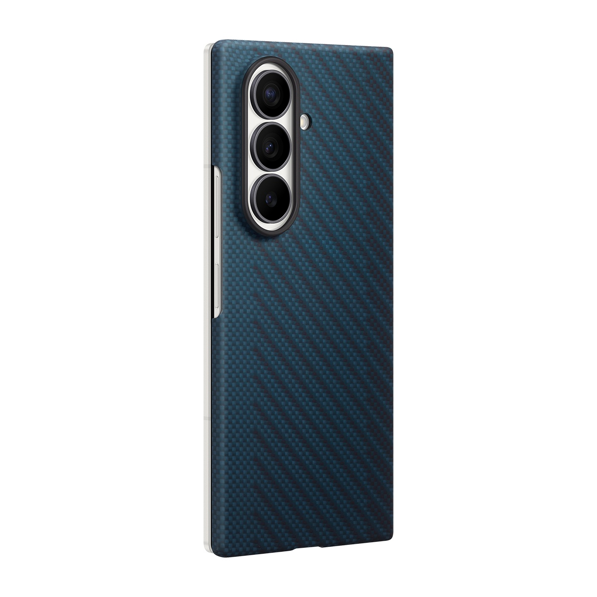 Karbon desenli, üç kameralı koyu mavi telefon kılıfı.