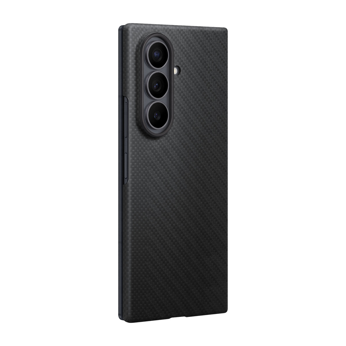 Karbon fiber dokulu, üç arka kameralı siyah telefon.