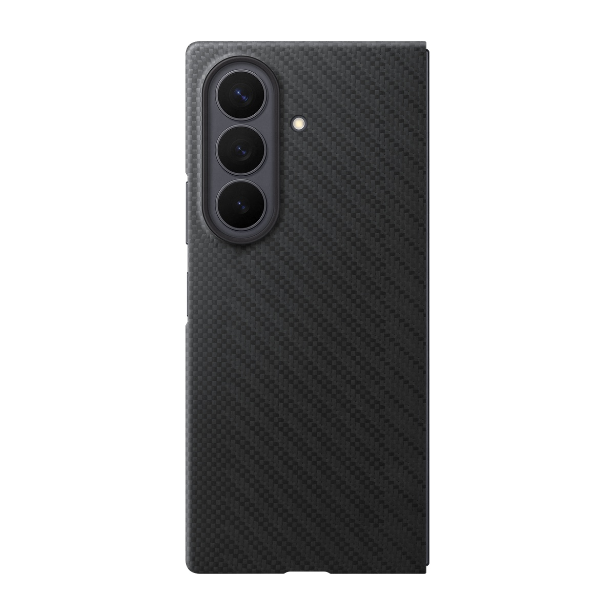 Karbon fiber desenli ve üç kamera lensli siyah akıllı telefonun arkası.