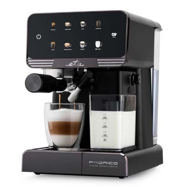 Egy fekete eszpresszógép tejkannával és egy pohár latte macchiatóval.