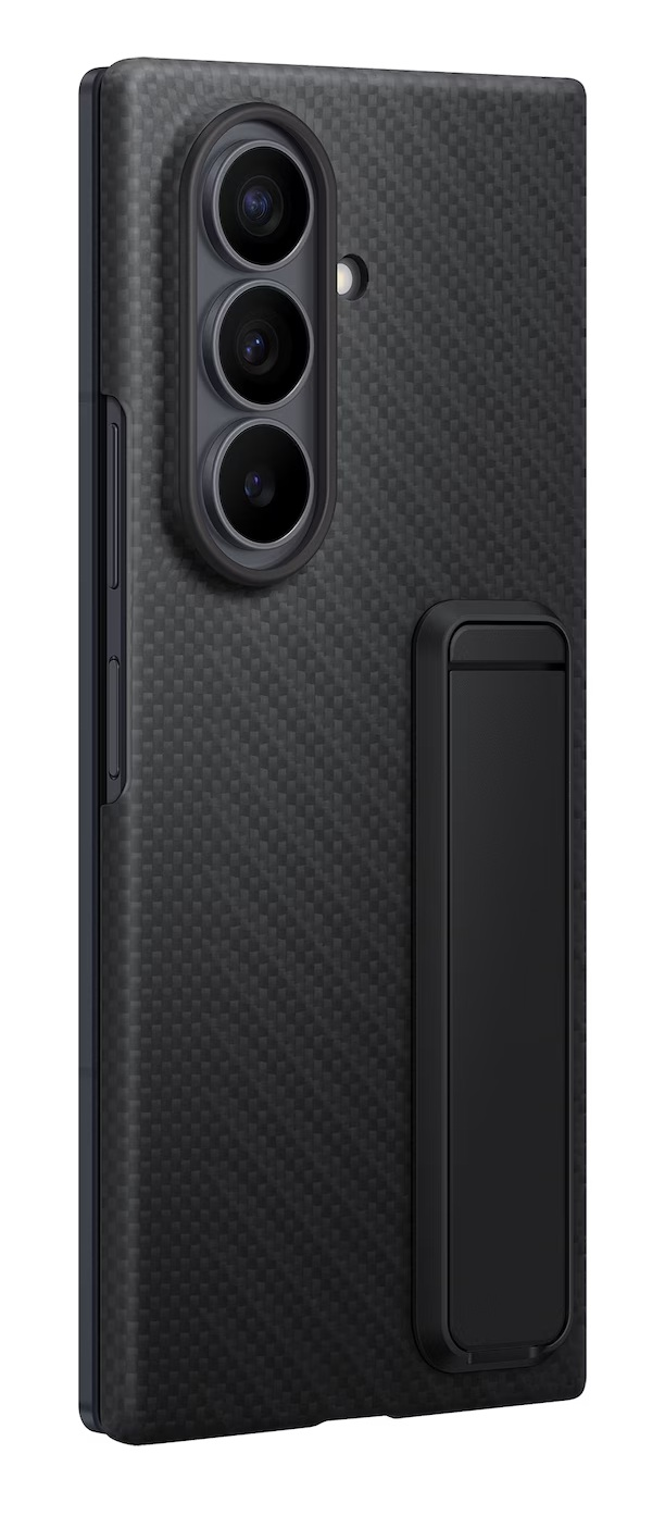 Czarne etui na telefon z wzorem karbonu, trzema aparatami i podstawką.