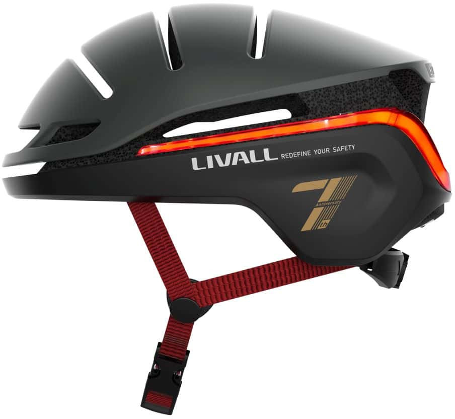 Schwarzer Fahrradhelm mit roten Rücklichtern und rotem Gurt.