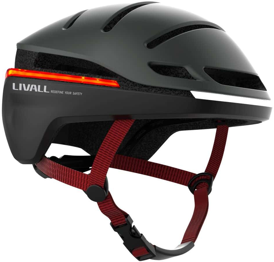Schwarzer Fahrradhelm mit roten Gurten und LED-Rücklicht.
