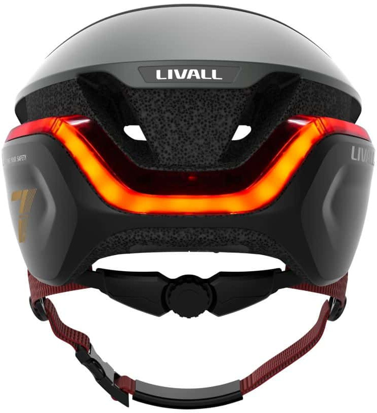 Schwarzer Fahrradhelm mit rotem Rücklicht, LIVALLL-Logo und verstellbaren Riemen.