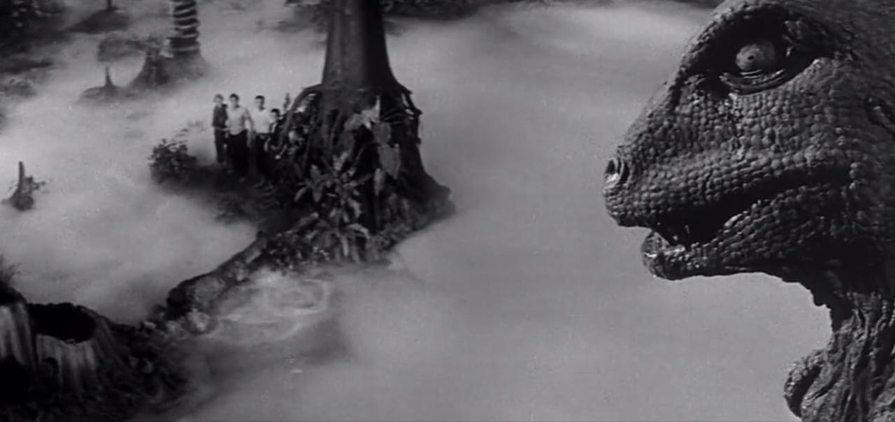 Ein riesiger Dinosaurier blickt auf eine Gruppe von Menschen in einer nebligen prähistorischen Landschaft.