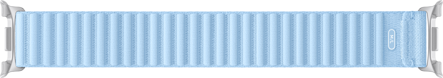 Helles blaues Stoffarmband mit vertikalen Rippen und silbernen Anschlüssen.