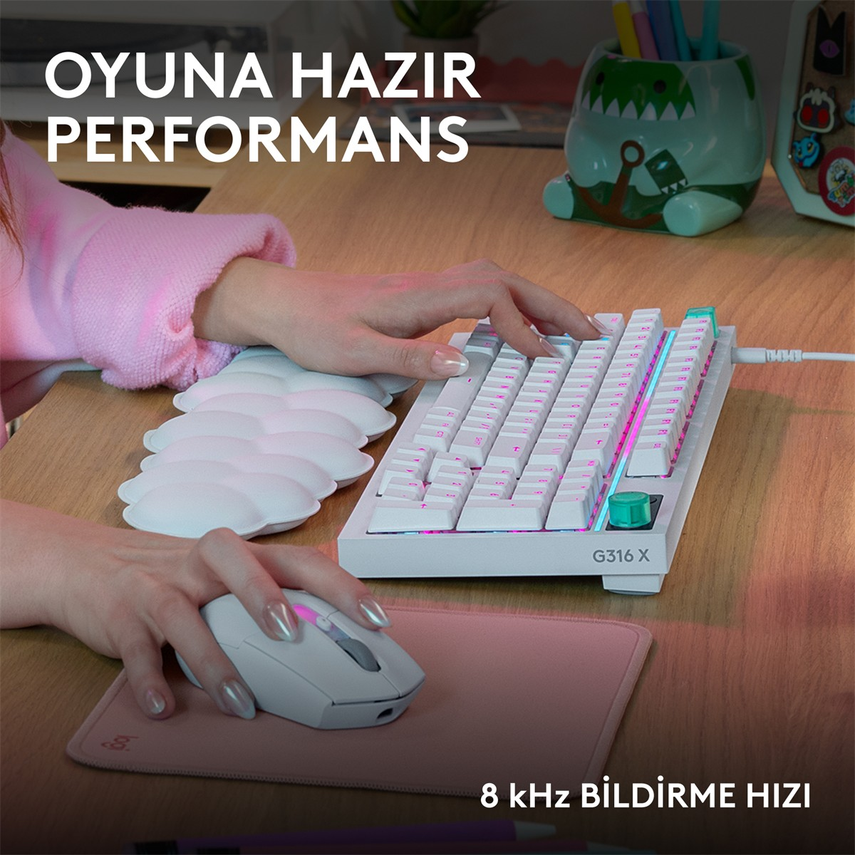 Bir kişi RGB aydınlatmalı beyaz klavye ve fare ile oynuyor.