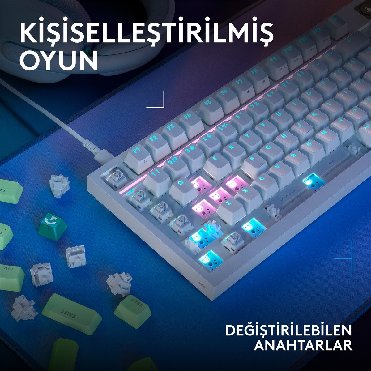 Mavi mat üzerinde RGB aydınlatmalı ve çıkarılmış tuş takımlarına sahip beyaz klavye.