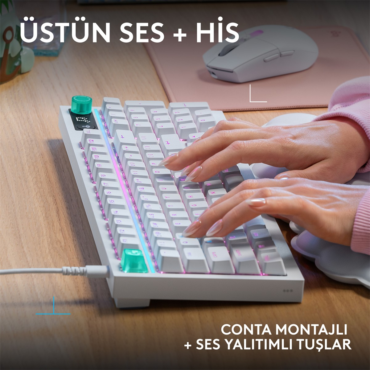 Yeşil tuşlu beyaz RGB klavye, üzerinde yazı yazan eller.